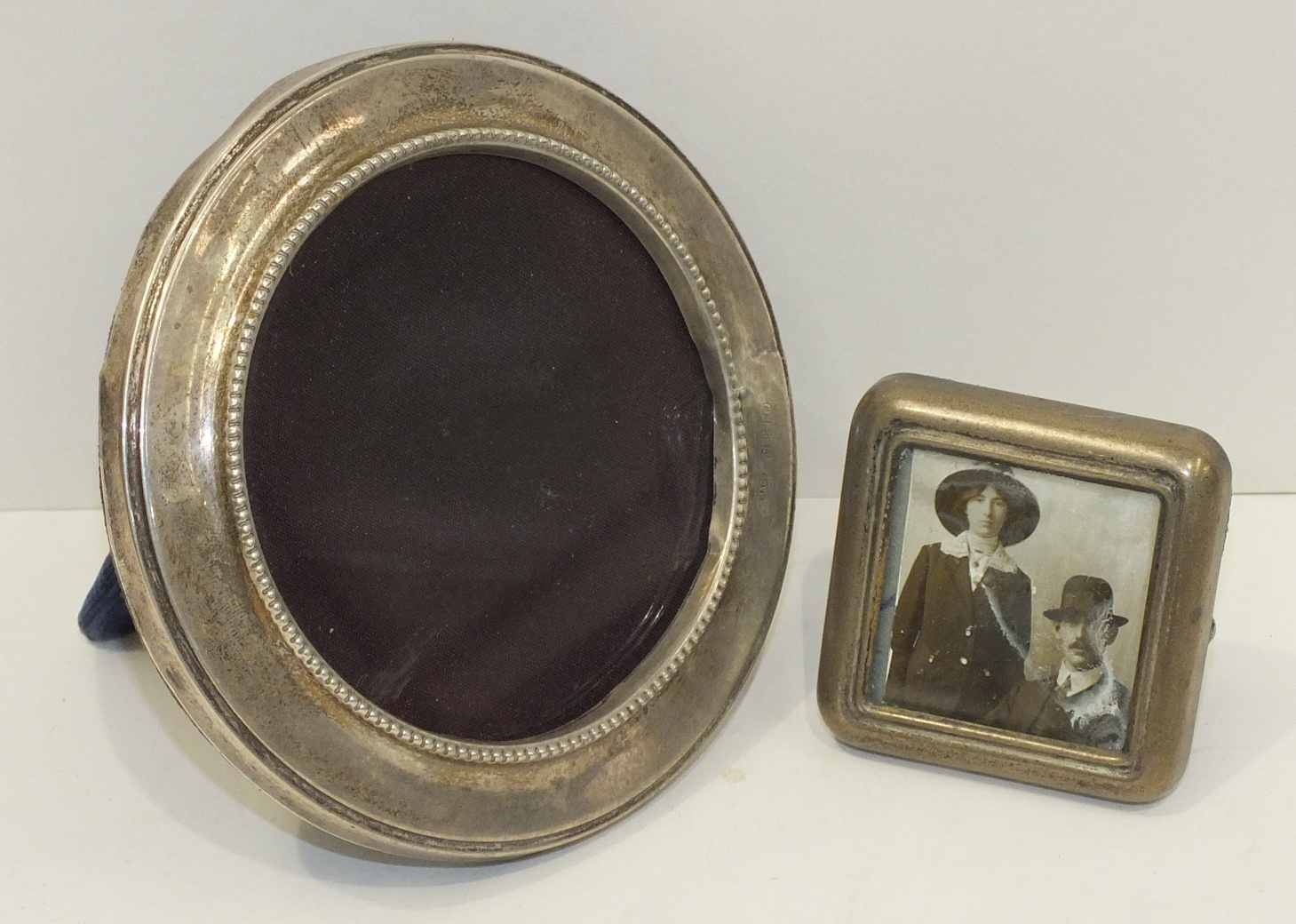 A modern circular silver photograph frame, 11.5cm diameter, Birmingham 1983 and a small square