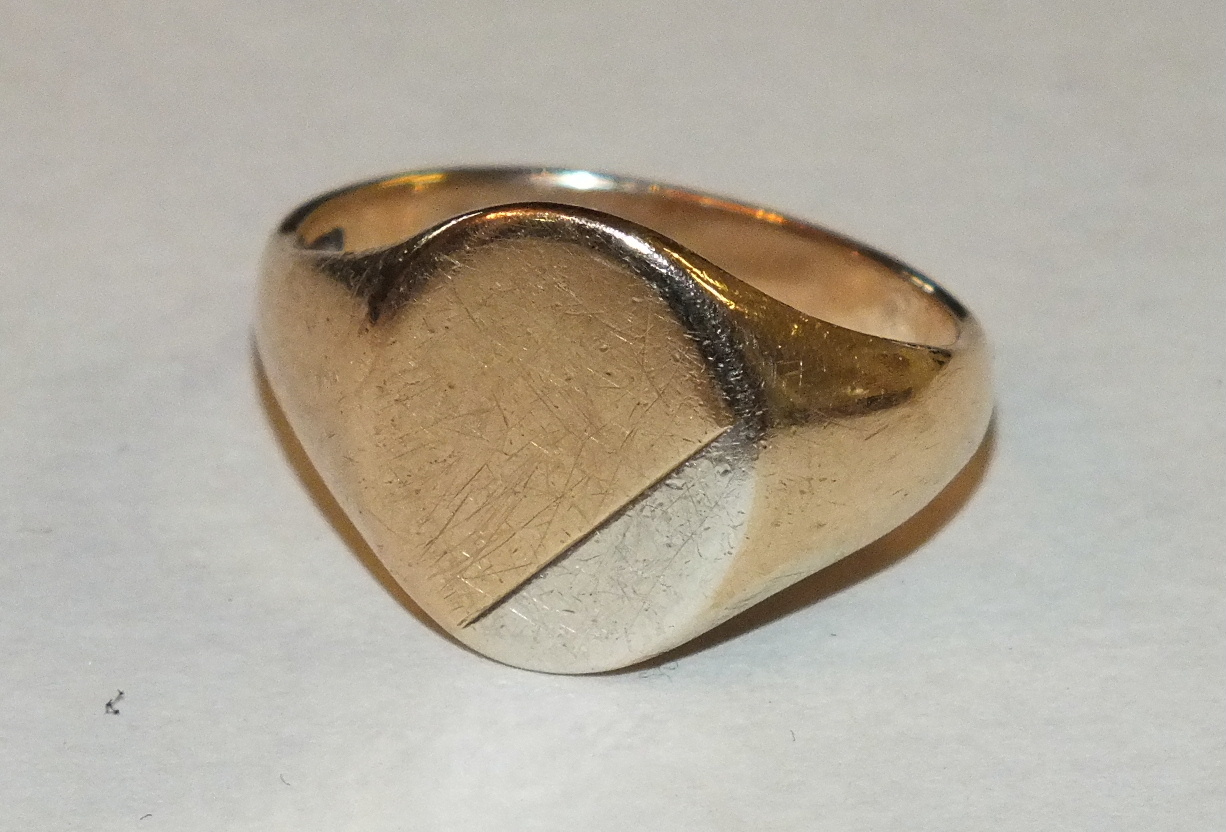 A 9ct gold signet ring, size S, approximately 5.1g.