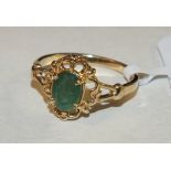 A modern 14k gold ring claw-set an emerald, size M, 2.1g.