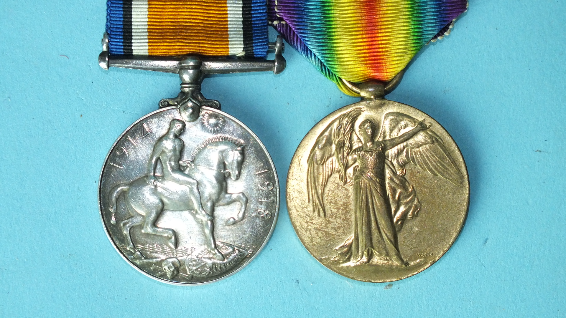 A WWI pair awarded to 202946 Pte E Gill S. Lan. R: British War and Victory Medals.