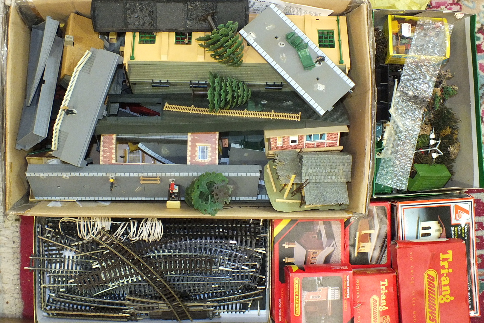 A quantity of OO gauge railway buildings, track and trackside accessories, mainly playworn. - Image 2 of 2