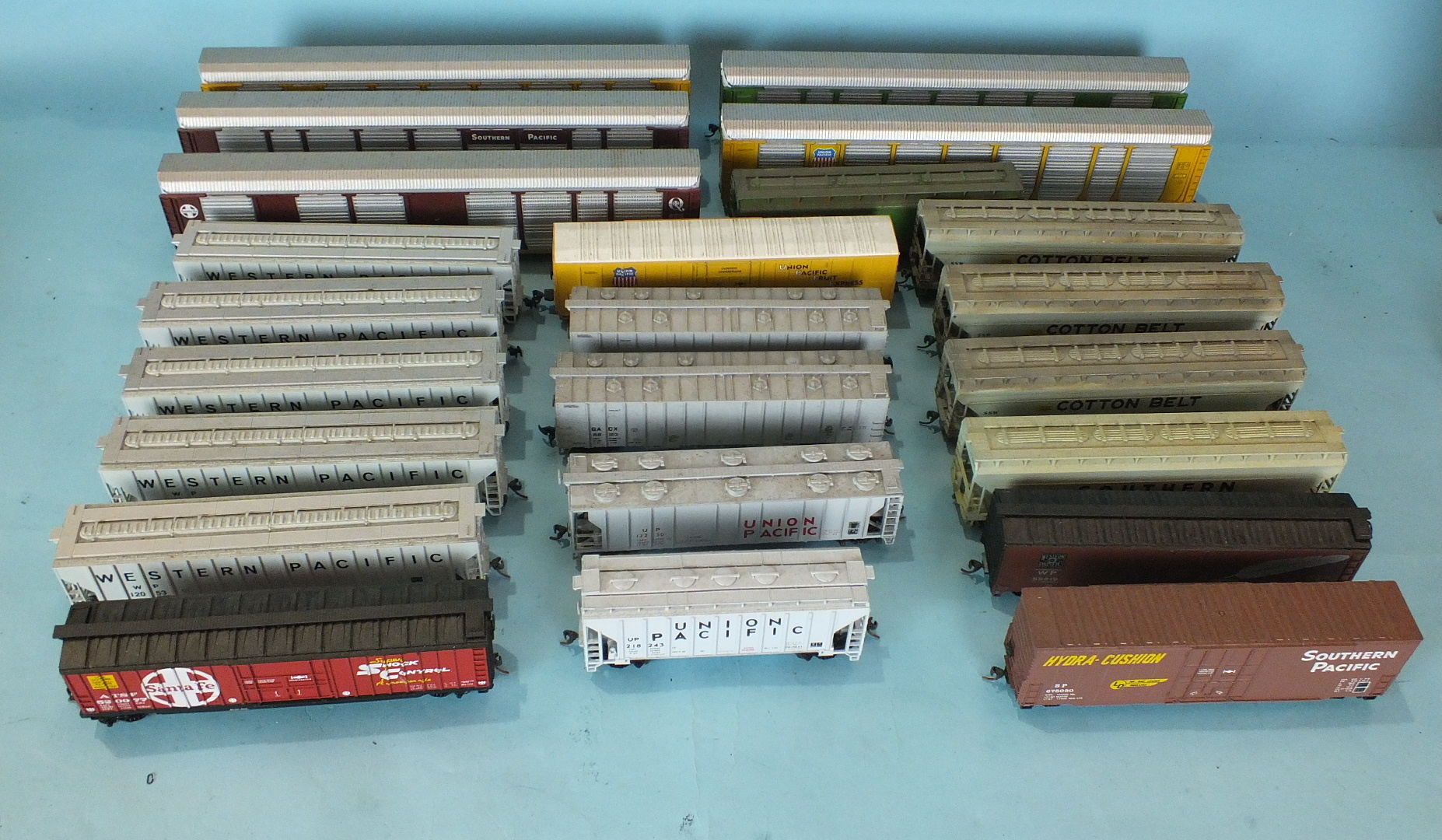 Unnamed, OO gauge, a large quantity of North American rolling stock, some marked 'Made in - Image 2 of 2