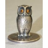 A silver owl menu holder by S Mordan & Co, Chester 1908, registration no.43309, 3cm high.