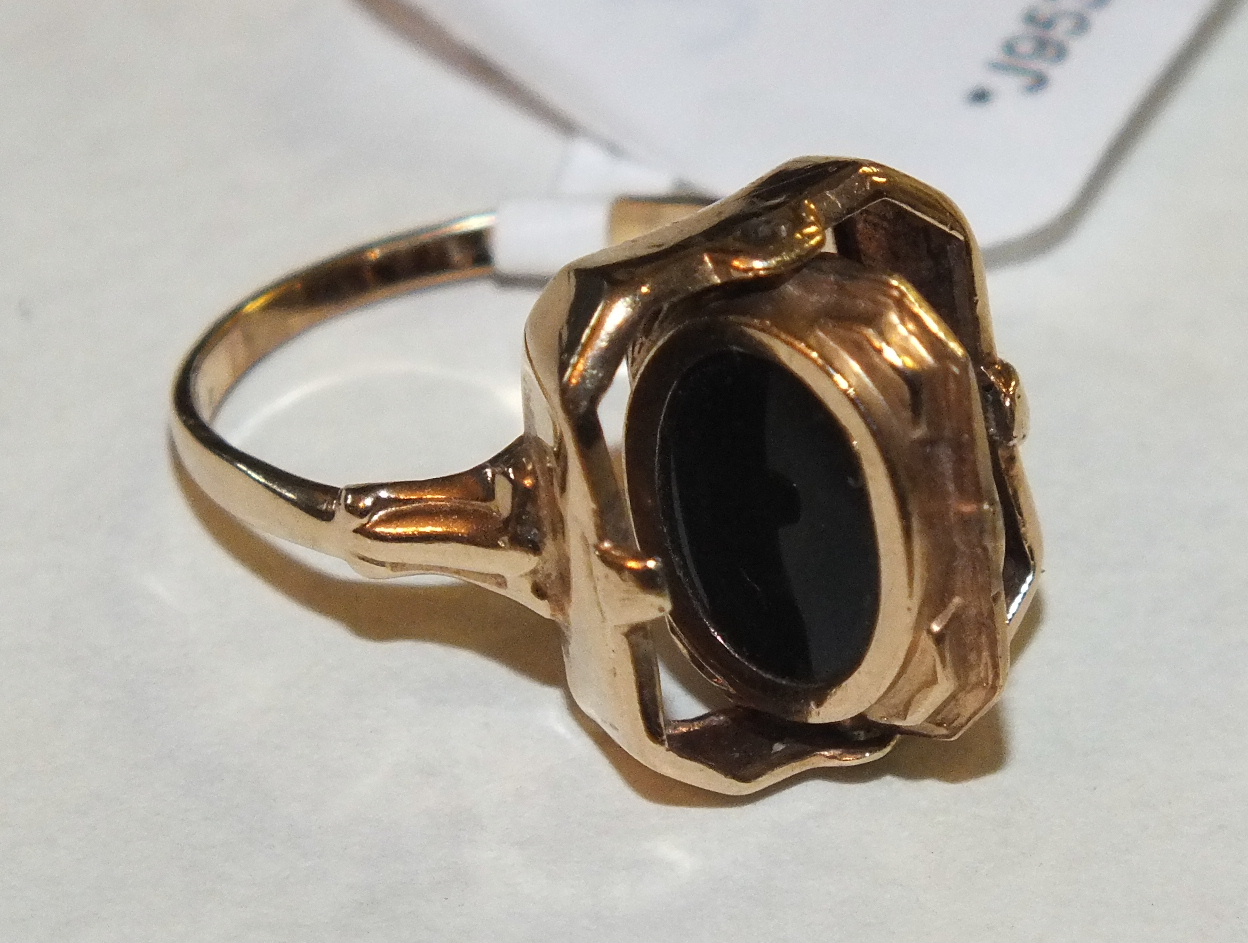 An unusual swivel ring with octagonal panel swivelling to show an oval shell cameo of a woman and an - Image 3 of 5