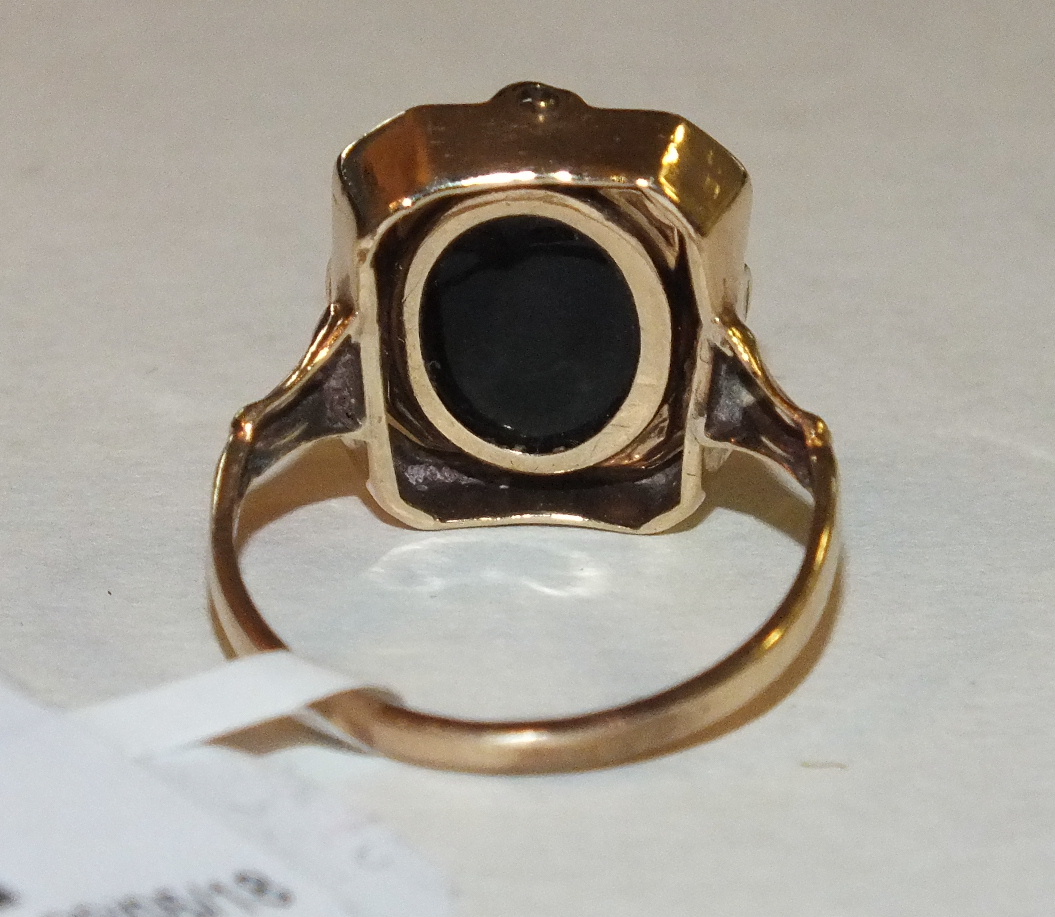 An unusual swivel ring with octagonal panel swivelling to show an oval shell cameo of a woman and an - Image 5 of 5