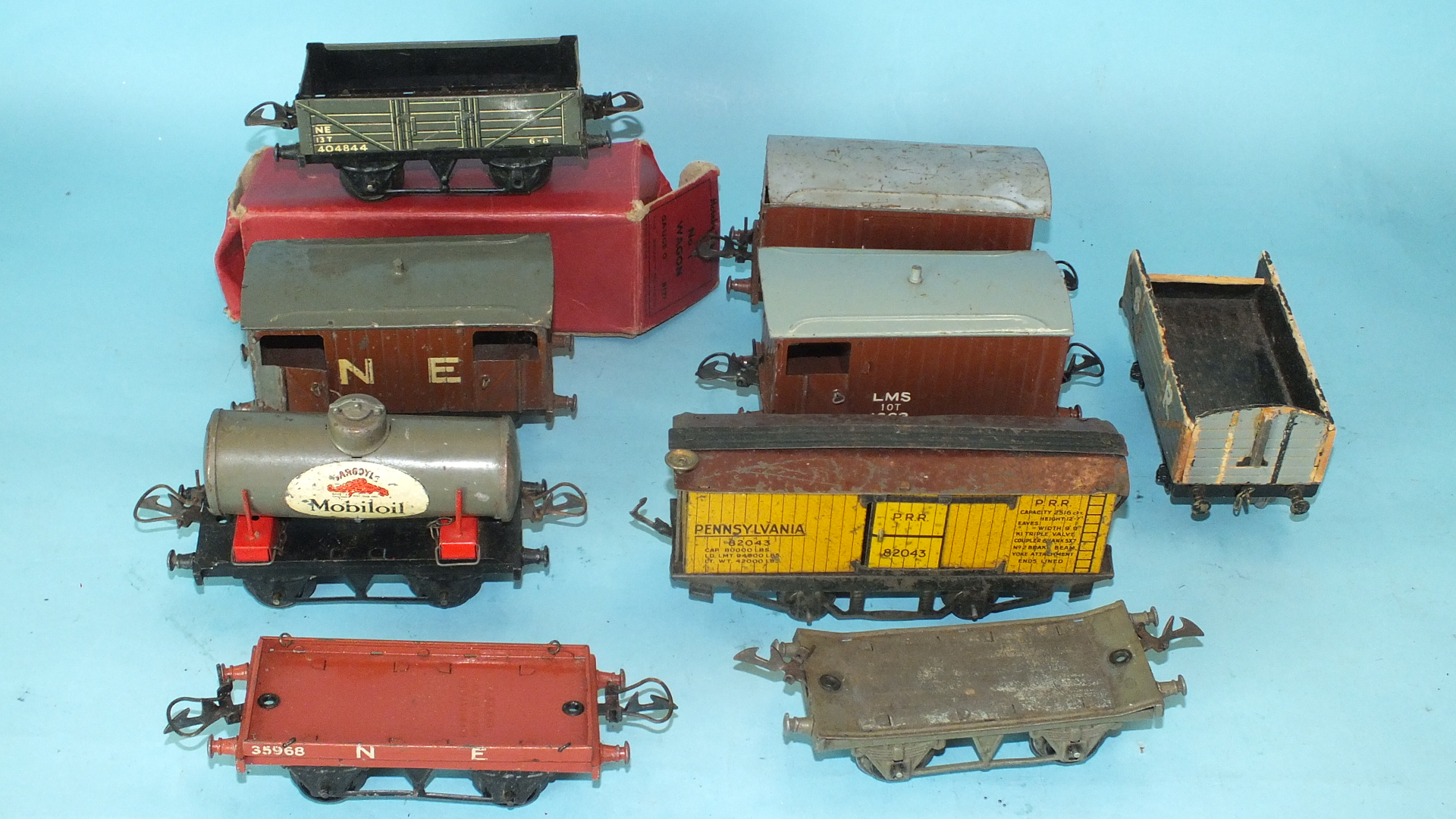 Hornby, O gauge, wagons: including Pennsylvania 82043 wagon and Mobil Oil Gargoyle tanker and a