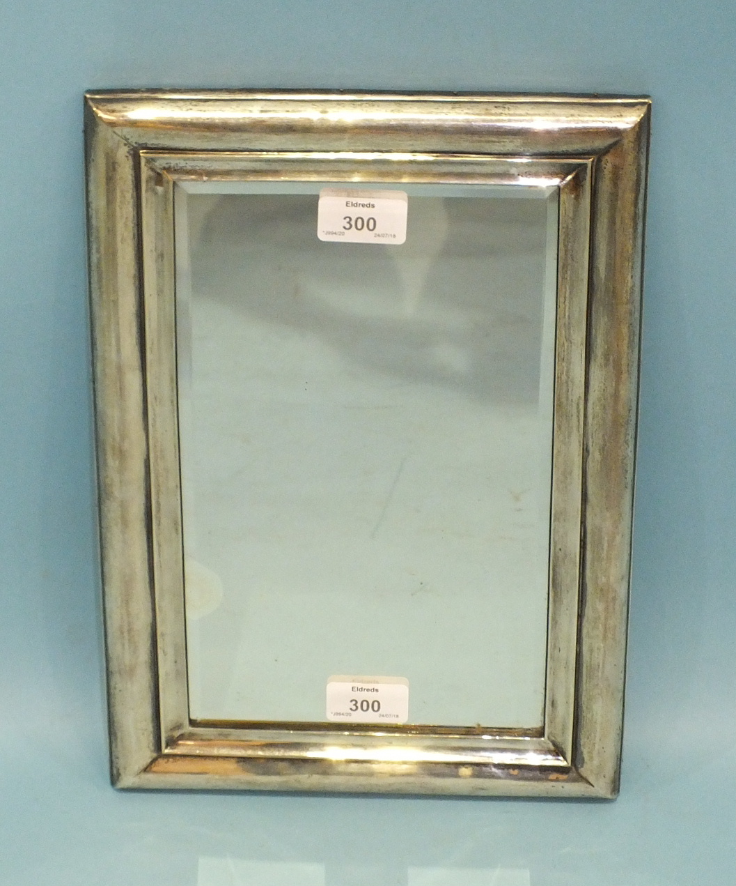 An Edwardian silver framed rectangular strut mirror with bevelled plate, Birmingham 1907, 36 x 24. - Image 2 of 2