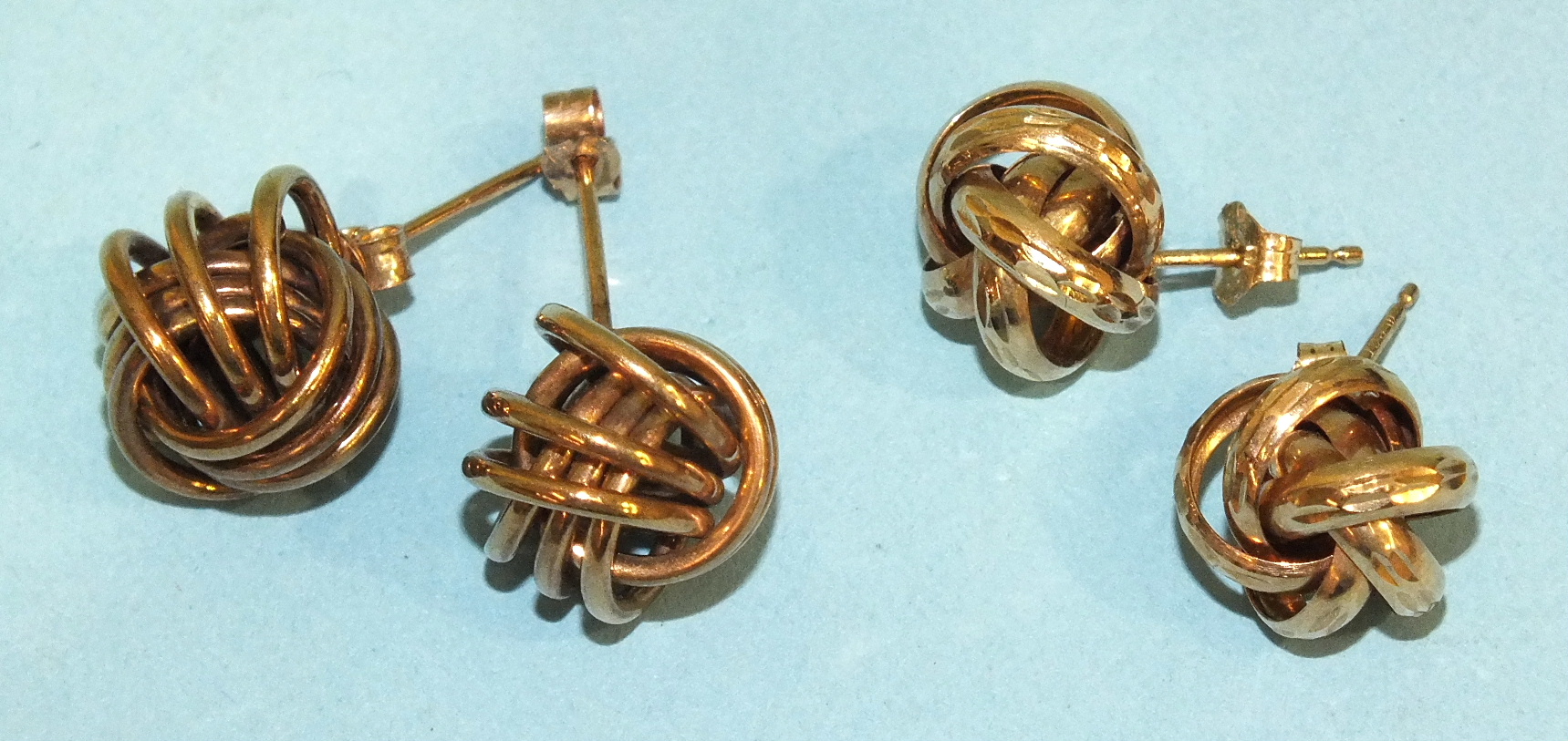 Two pairs of 9ct gold knot earrings, 3.5g.