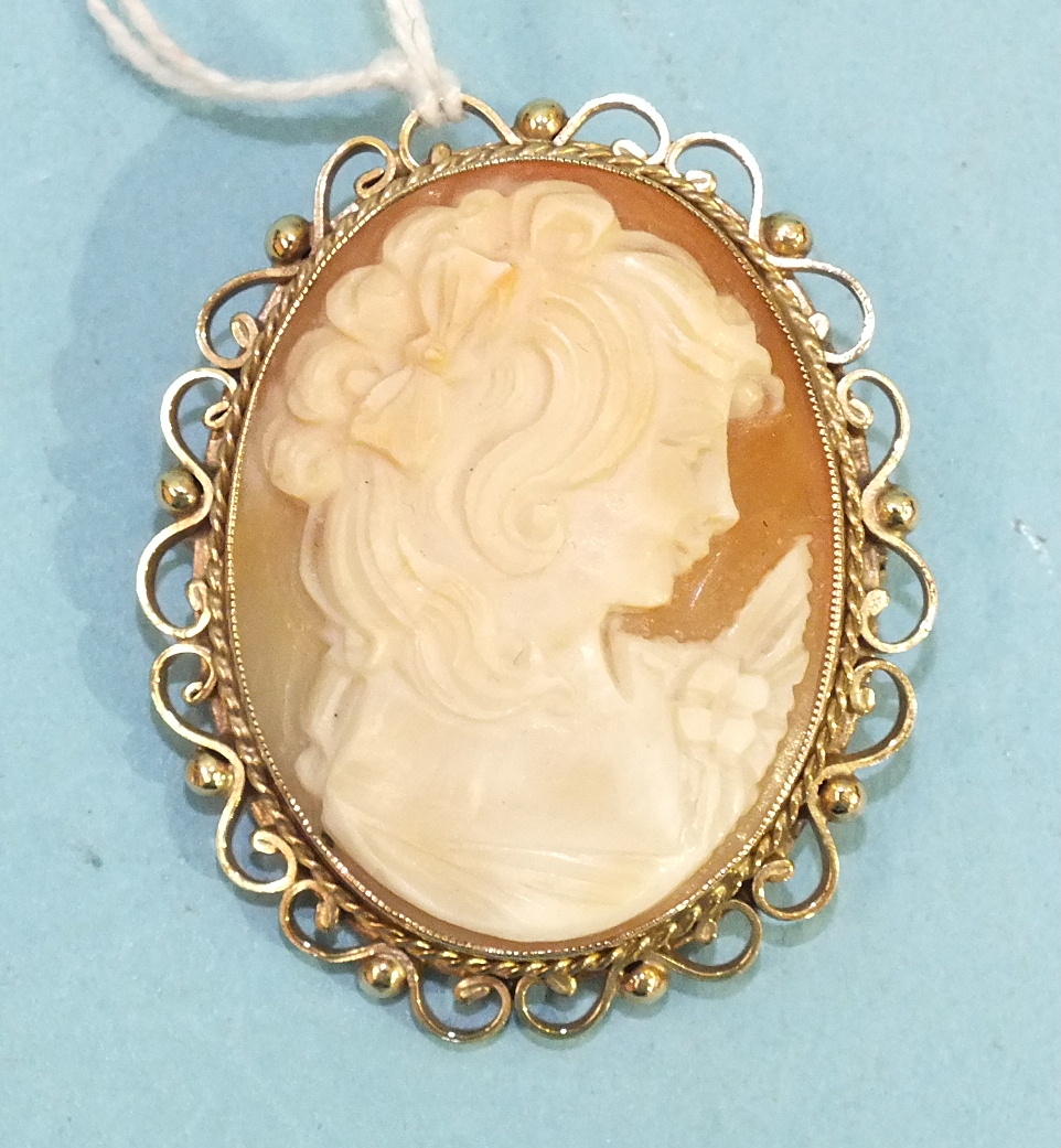 A modern 9ct gold mounted cameo brooch depicting a young girl, in scrolling mount, 4.3cm x 3.4cm,