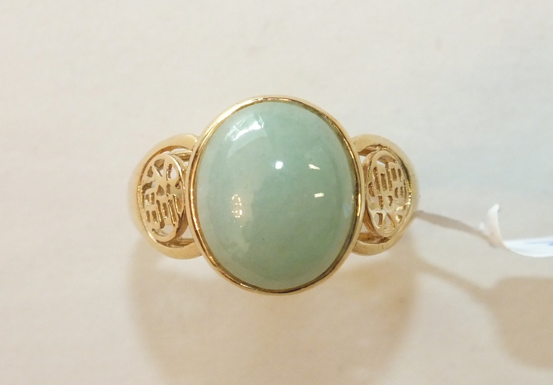 A 14ct gold Chinese ring set jade, size P, 3.7g.