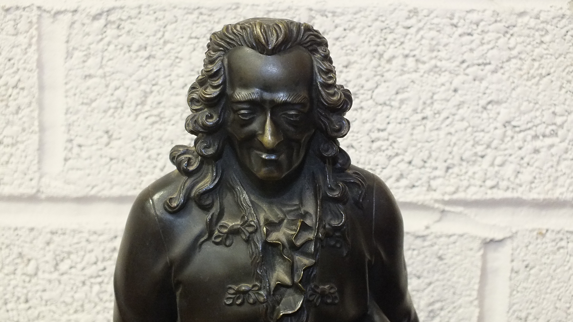 A pair of 19th century French bronze figures after Jean-Claude Rosset of Voltaire and Rousseau, each - Image 3 of 13