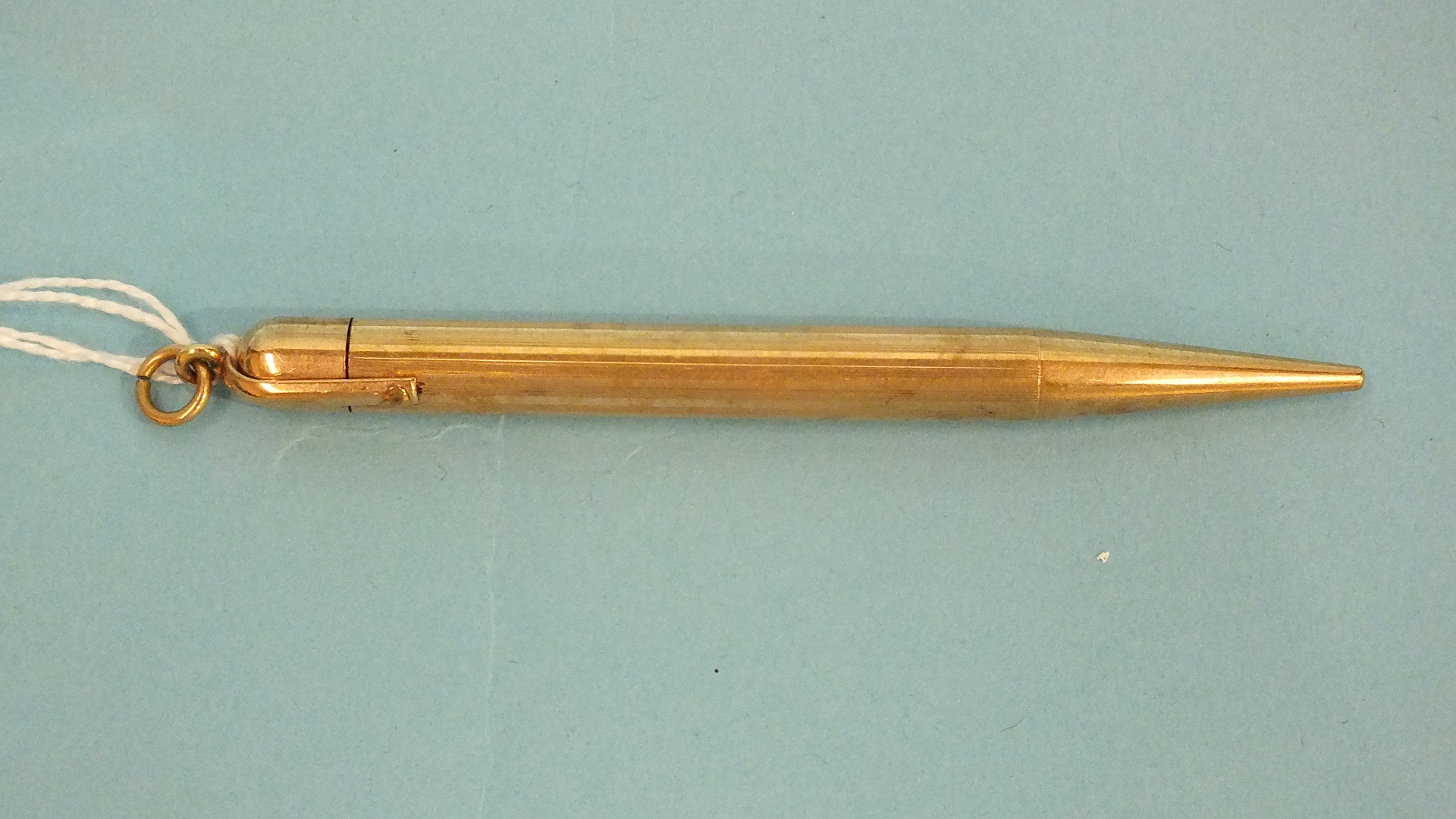 A 9ct gold case propelling pencil, gross weight 15g.