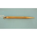 A 9ct gold case propelling pencil, gross weight 15g.