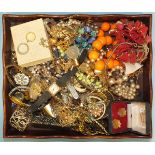 A quantity of costume jewellery.