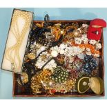 A quantity of costume jewellery.