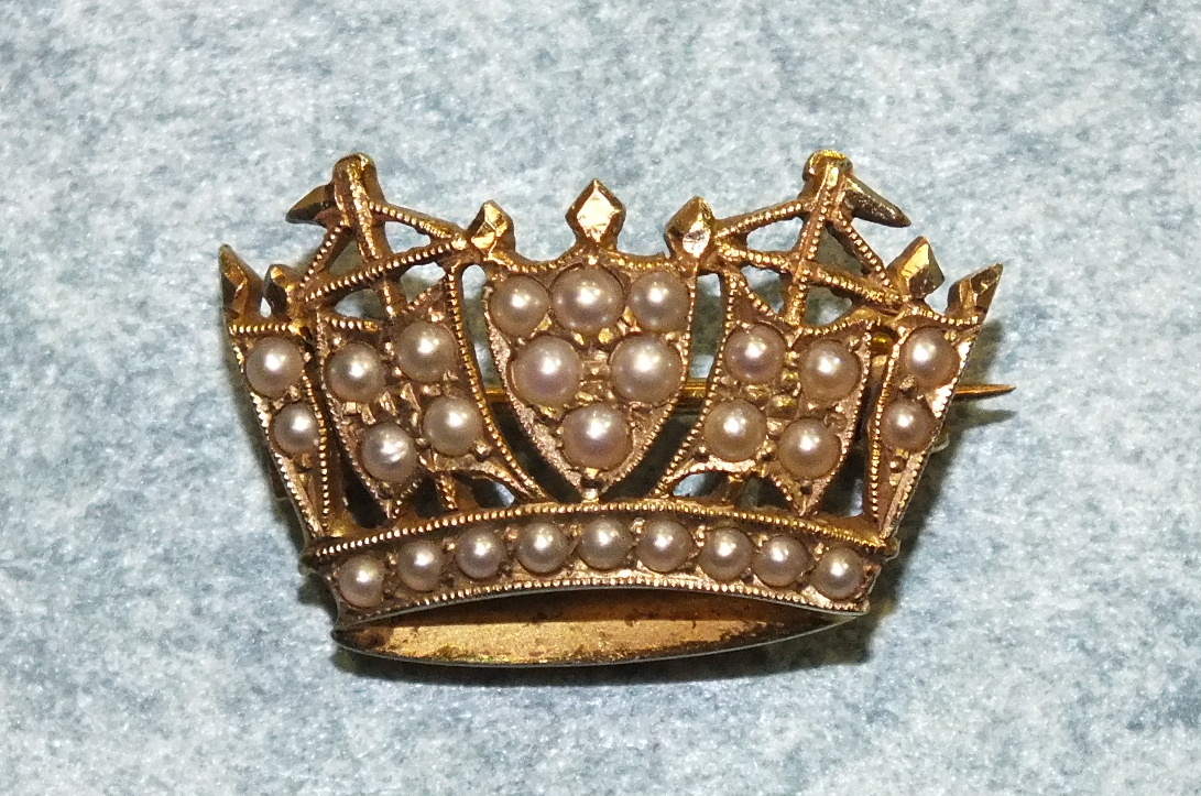 A 9ct gold naval crown brooch set seed pearls, 3.3g.