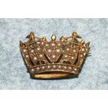 A 9ct gold naval crown brooch set seed pearls, 3.3g.