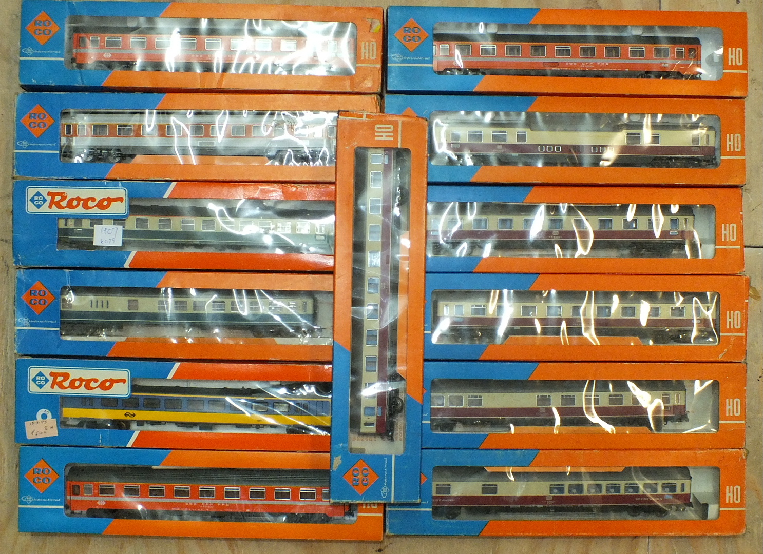 Roco, HO gauge, thirteen various coaches, all boxed but not necessarily the correct boxes, (13).