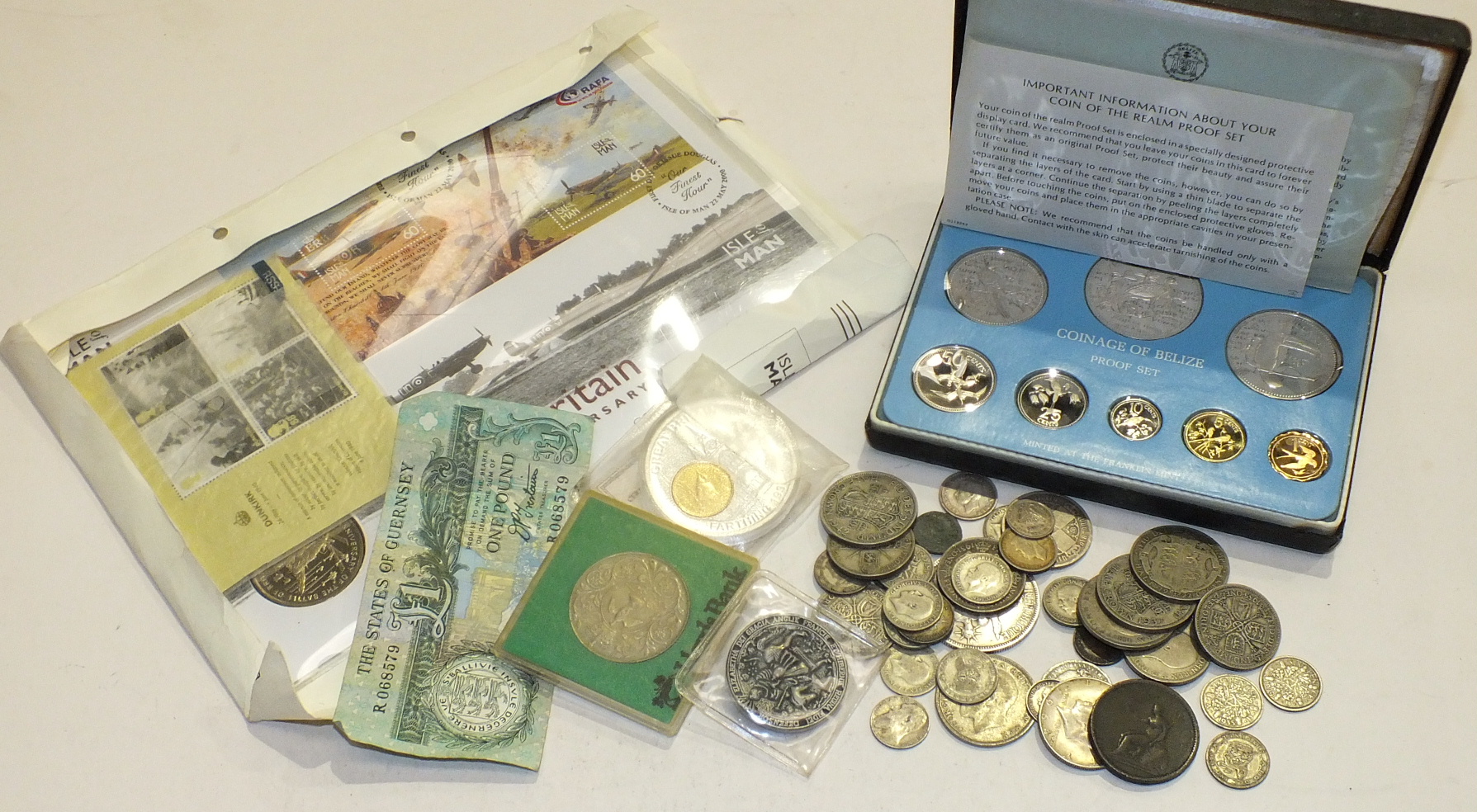 A collection of British and foreign coinage, including pre-1946 silver, a Franklin Mint 1976 proof