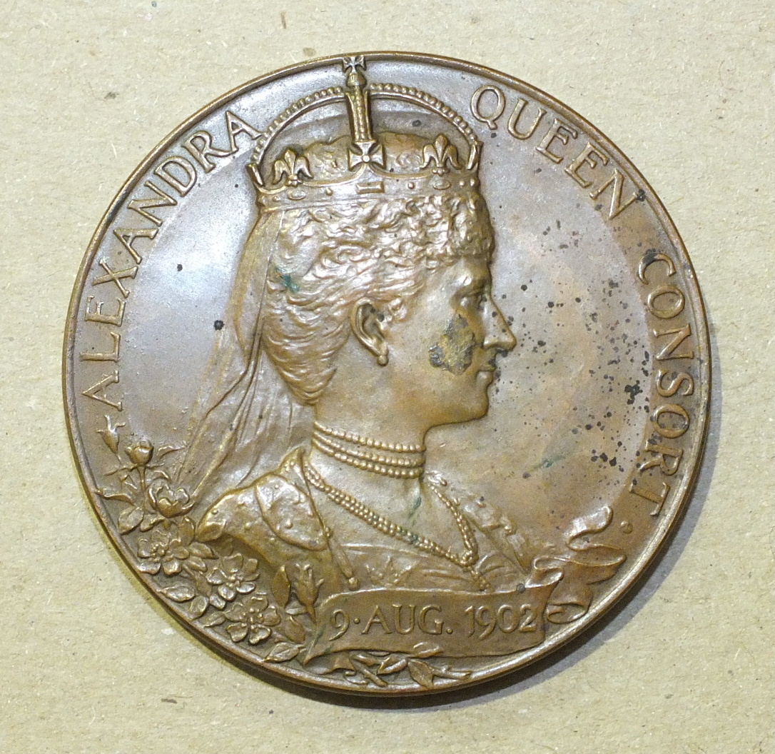 An Edward VII bronze Coronation Medallion 1902, the obverse with bust of Queen Alexandra, 5.6cm - Image 2 of 2