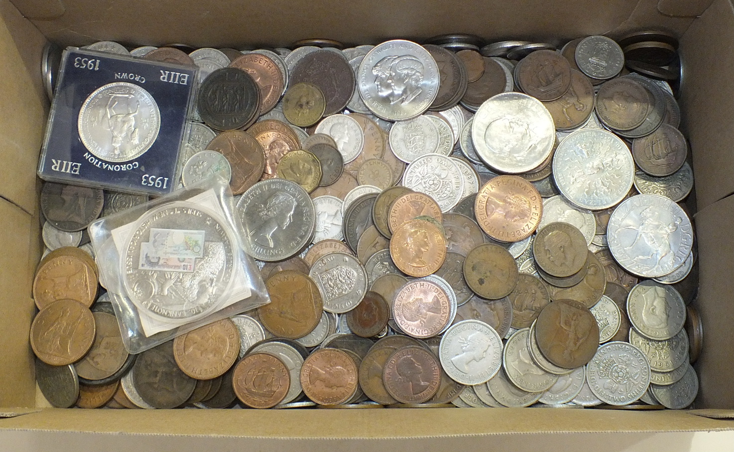 A collection of various coins including farthings, halfpennies, etc, with lustre and other British - Image 4 of 5