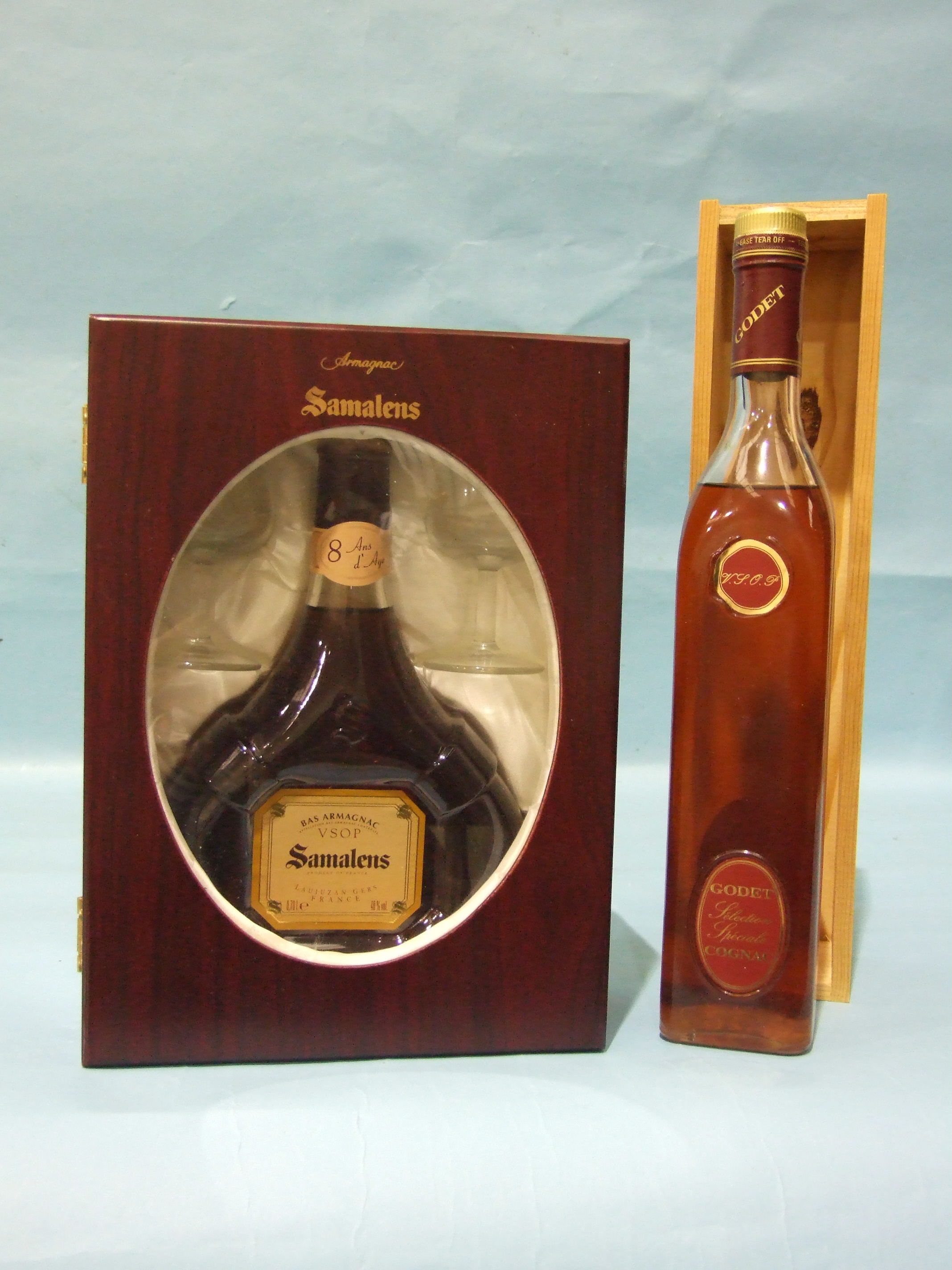 Godet VSOP Selection Special Cognac, 700ml, 40%, in wood box, (seepage, level mid-shoulder) and