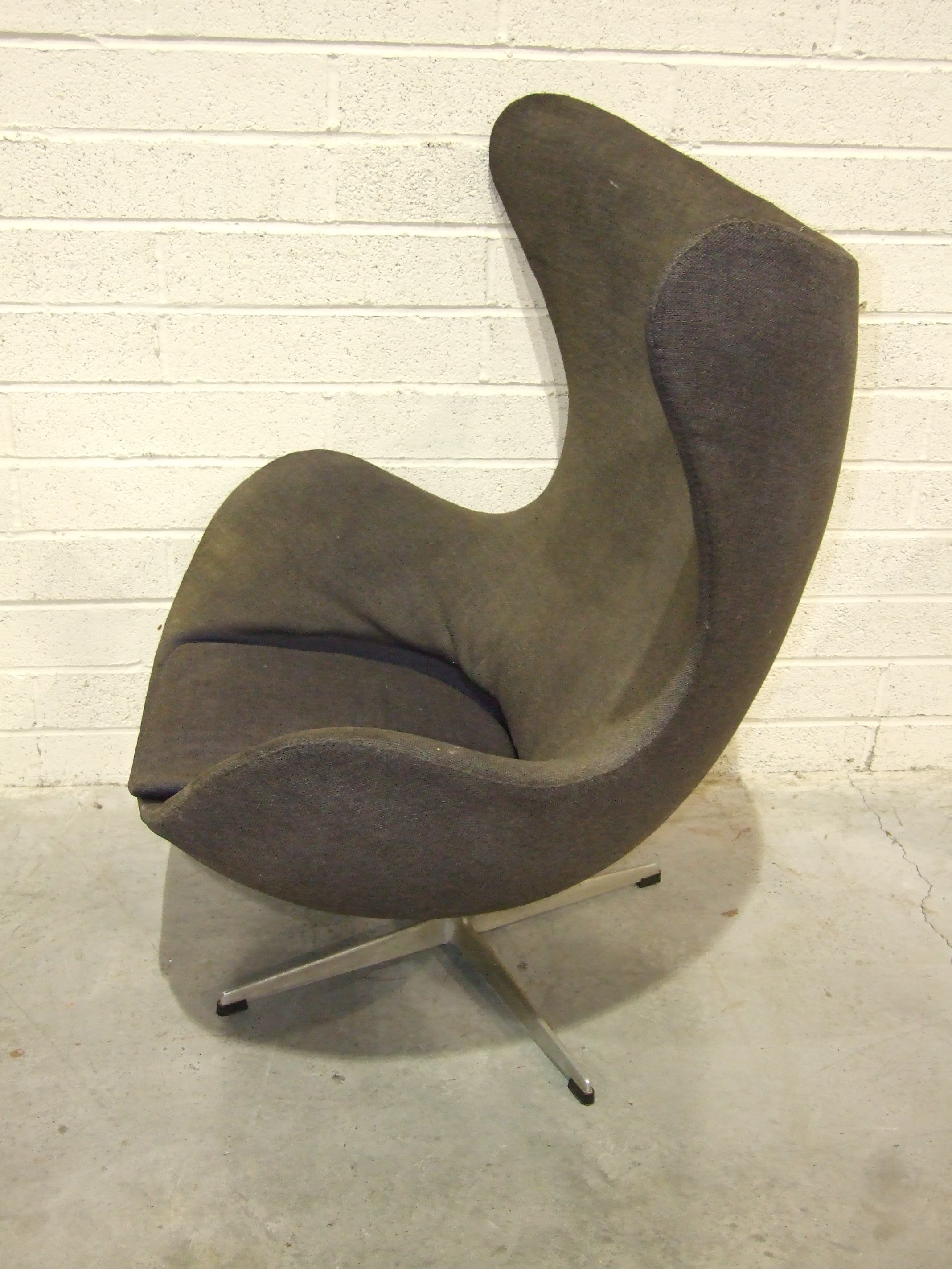 An egg chair by Arne Jacobsen for Fritz Hansen, designed in 1958, an original example dating from - Image 2 of 2