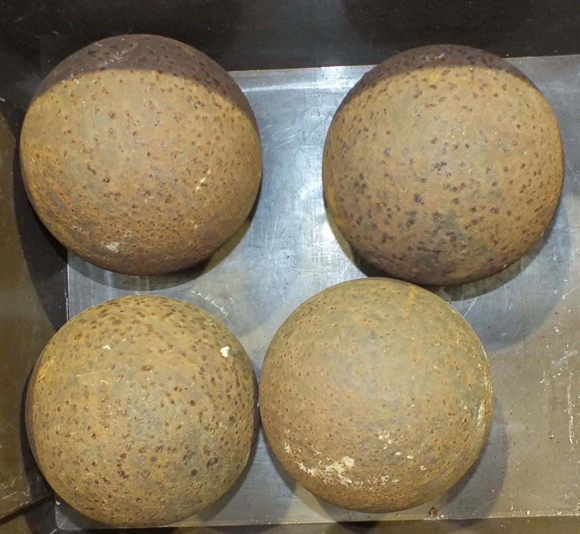 Four iron cannon balls, 14cm diameter, (4).