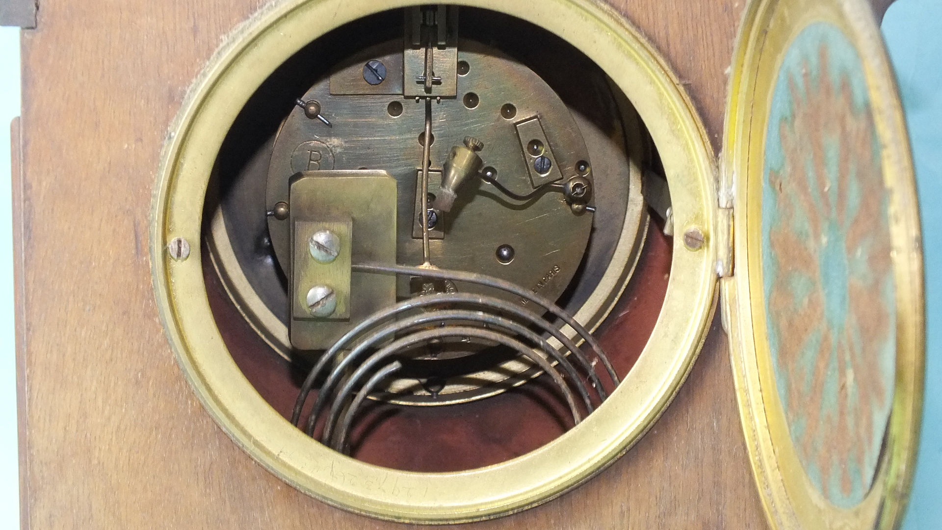 An Edwardian inlaid mahogany mantel clock, the lancet-shaped case inlaid with foliate marquetry, - Image 4 of 4