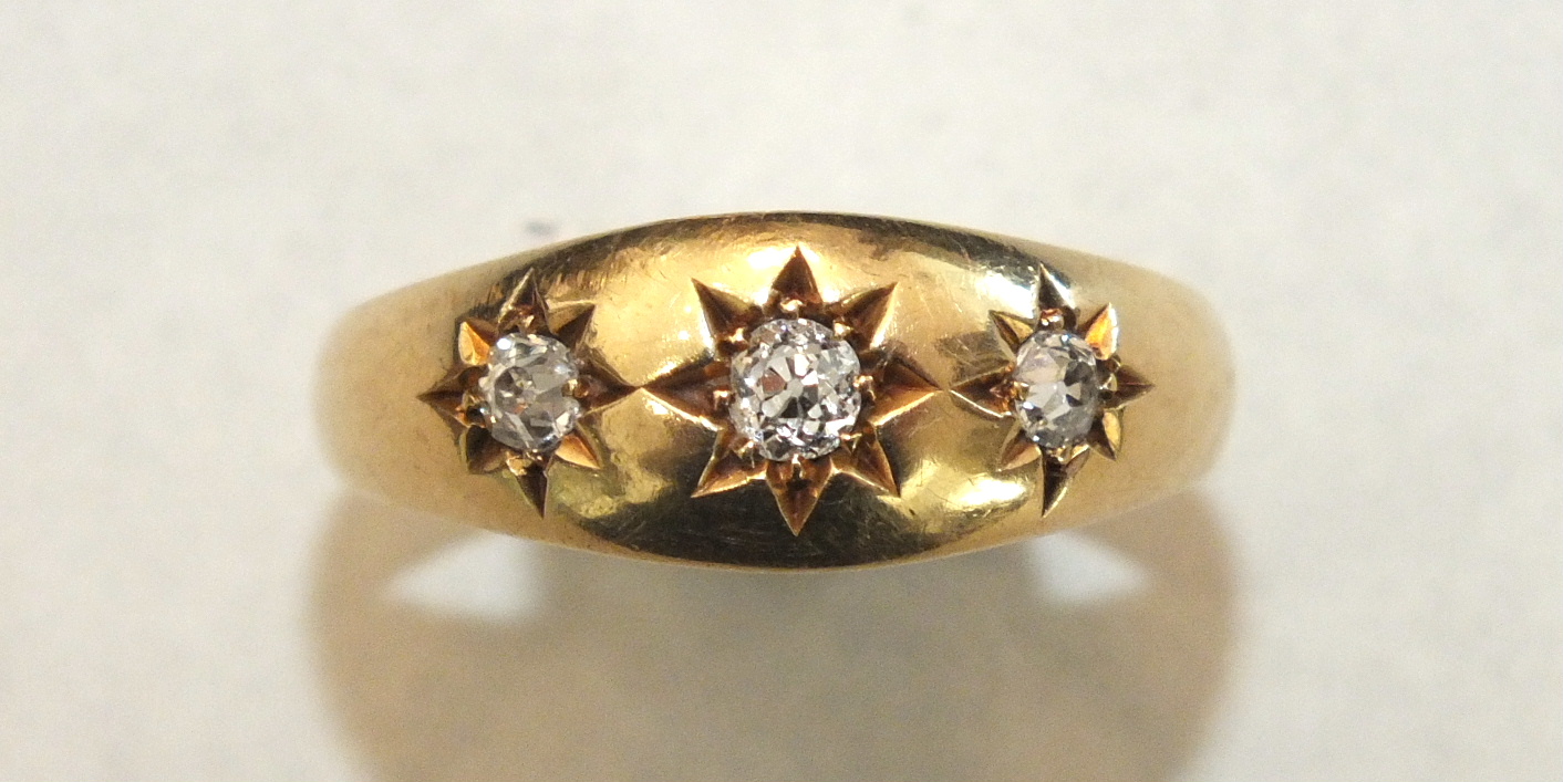 An 18ct gold gipsy ring set three old-cut diamonds, size S, 3.8g.