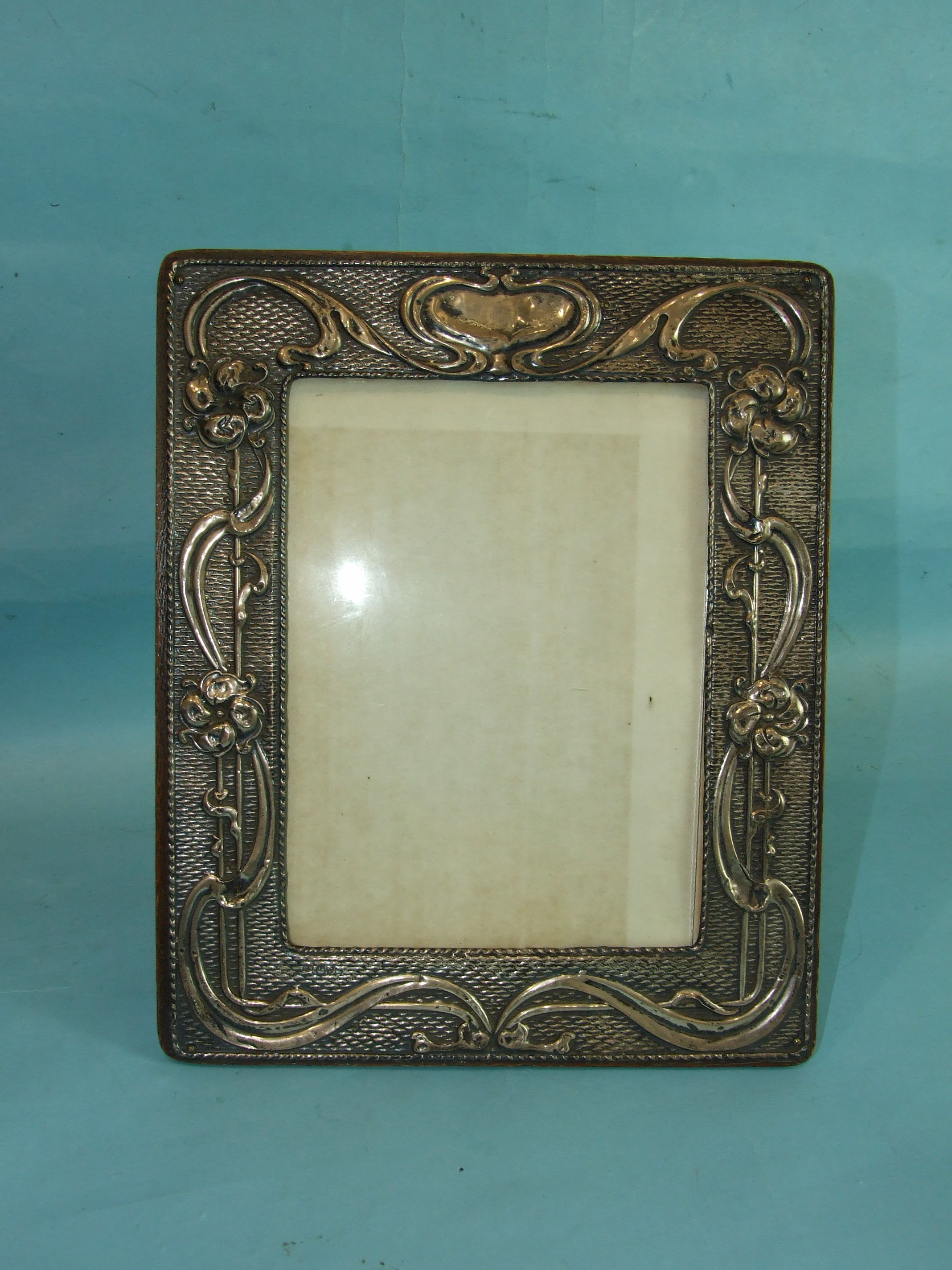 An Art Nouveau embossed photograph frame of rectangular shape, decorated with flowers, Chester 1905, - Image 2 of 2