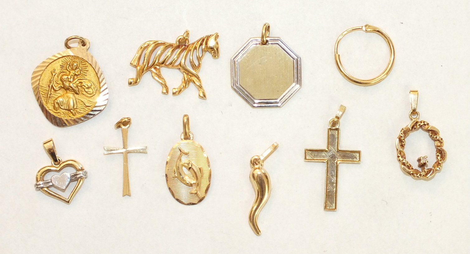 Five various 18ct gold pendants and a single hoop earring, 7.2g, a 9ct gold St Christopher