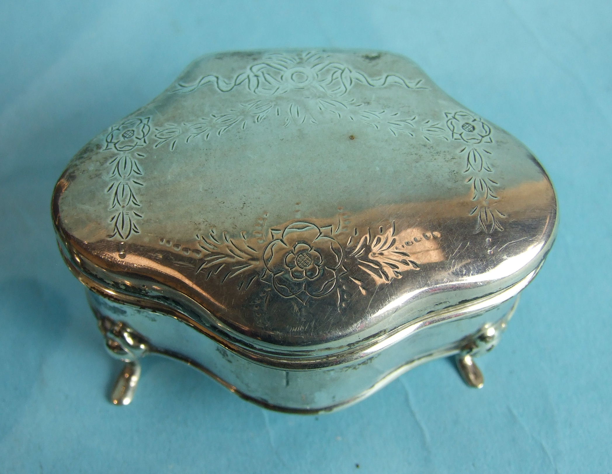 A small silver ring box of serpentine form, on three feet, 7cm wide, 4cm high, Birmingham 1909, a - Image 2 of 2