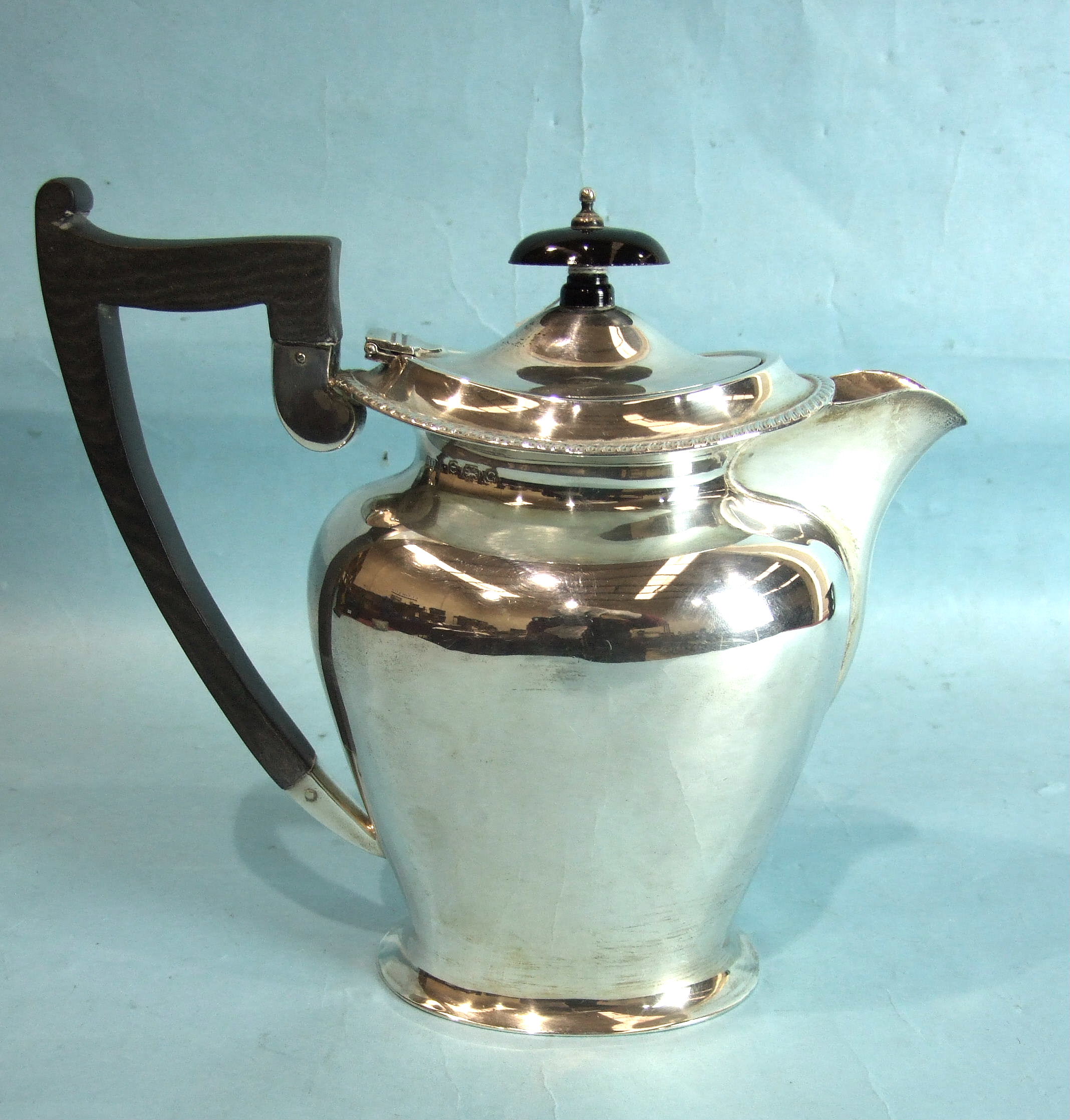 A plain hot water jug, Birmingham 1931, ___20½oz.