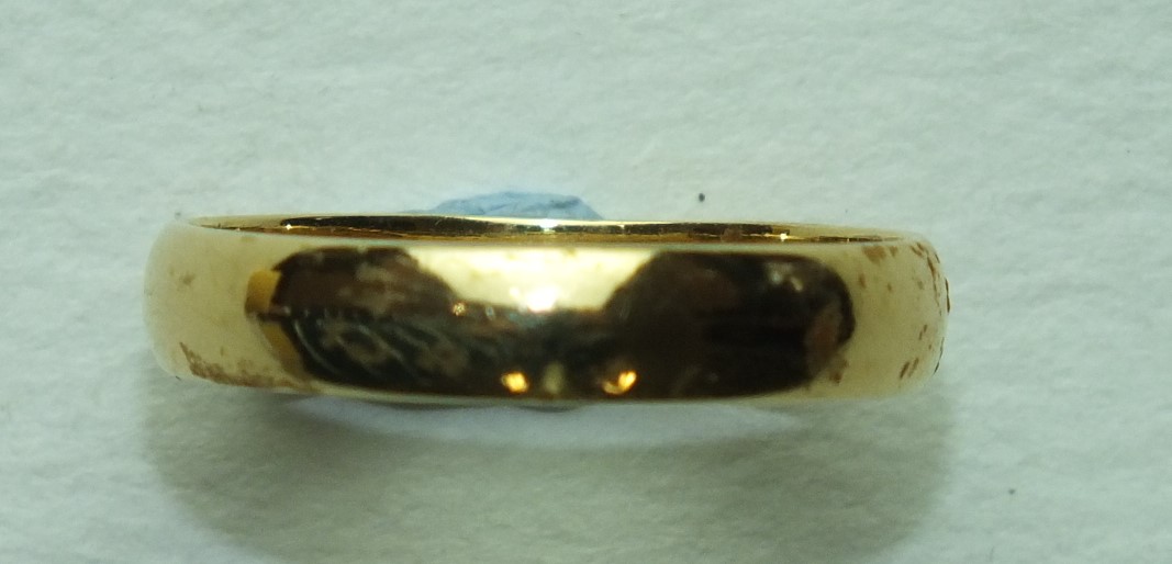 An 18ct gold wedding band, size Q, 3.4g.