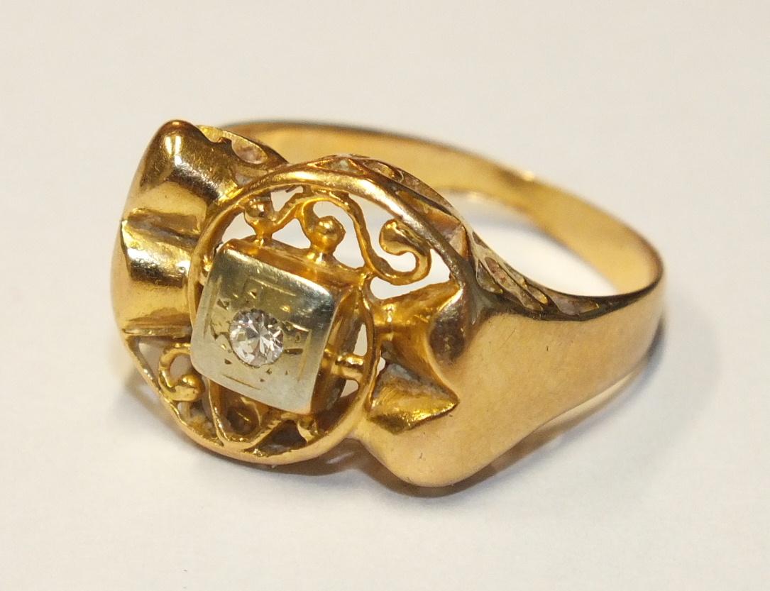 An 18ct gold ring with French marks, set a Swiss-cut diamond, size M, 3.5g.