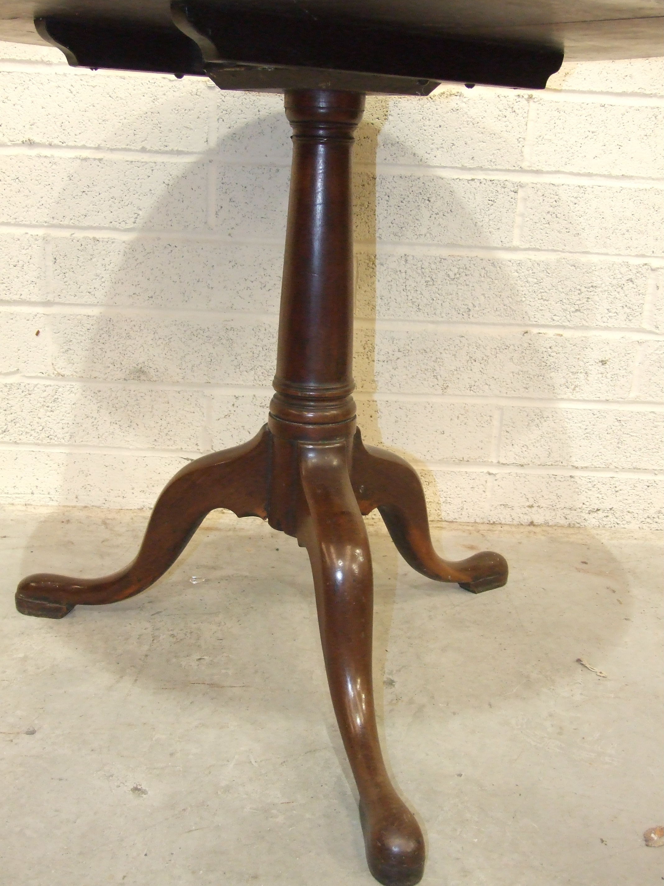 A Georgian mahogany circular tilt-top occasional table with plain stem and tripod support, on pad - Image 3 of 3