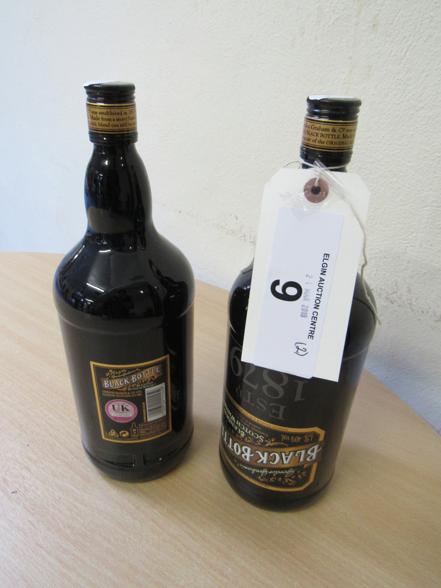 2 X 1.5 LITRES BLACK BOTTLE WHISKY 40% VOL - Bild 3 aus 4