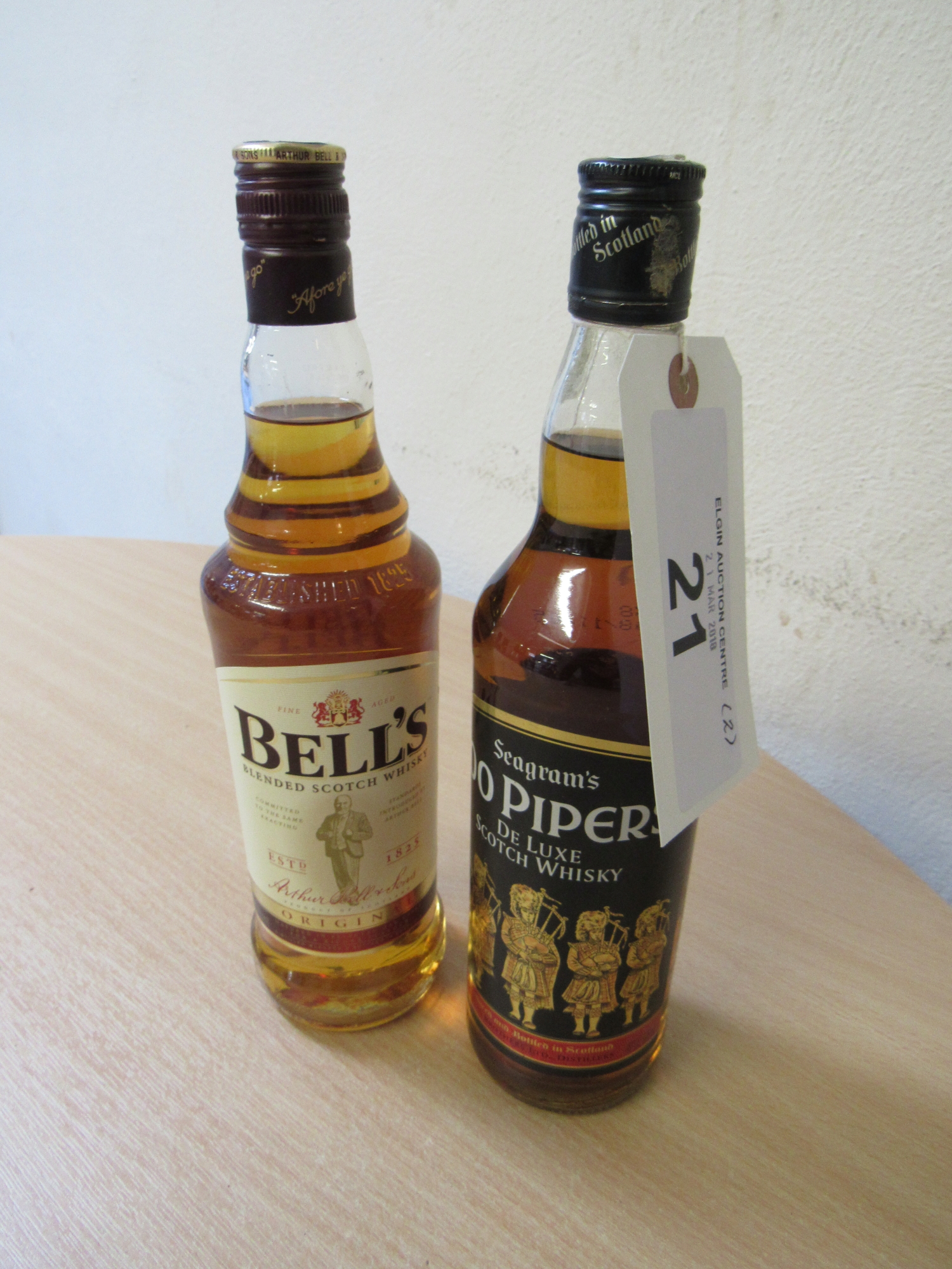 2 X 70CL WHISKY - 100 PIPERS & BELLS 40% VOL - Bild 2 aus 2