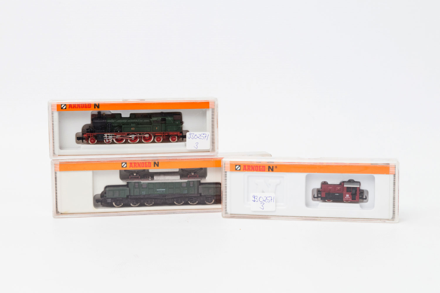 ARNOLD drei Loks 2065/2273/2310, Spur N, 1x Diesellok der DB 2065: rot, BN 323 673-4, 1x Tenderlok