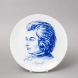 MEISSEN Wandteller "Mozart", 20. Jh., 1. Wahl. Teller mit Mozartporträt in Unterglasurblau, rs.