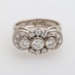 Ring mit 3 Brill. zus. ca. 0,85ct., SI/ LGW (I-J) u. 16 Diam. zus. ca. 0,2ct., von mittlerer-