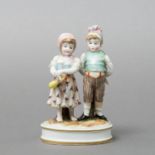 RICHARD ECKERT Volkstedt Figurengruppe 'Kinderpaar', um 1900. Mädchen und Junge stehend auf ovalem