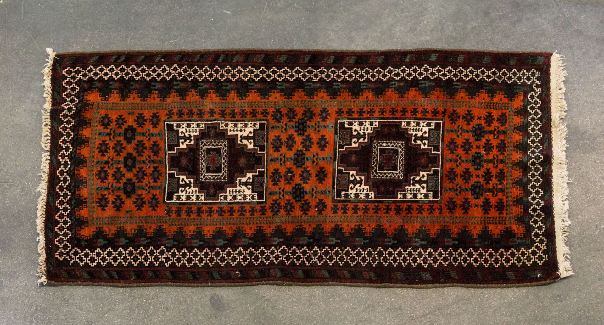 Orientteppich. 20. Jh., ca. 211x101 cm zwei in sich gemusterte Rechteckmotive zieren den