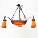 Deckenlampe, Art Déco, um 1900 schalenförmiger Lampenschirm, drei weitere blütenförmige
