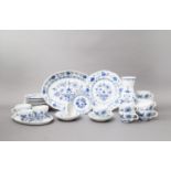 MEISSEN Serviceteile 'Zwiebelmuster', 1. und 2. Wahl, 20. Jhd. 9 Kaffeetassen (1x bestossen), 8 U-