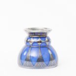 Vase mit Art Déco Ornamentik in Silveroverlay, 20.Jh. Klarglas mit blauem Unterfang,