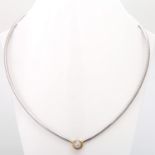 Collier mit 1 Brillant, ca. 0,5ct, GW(K)/P1 L: 42cm, WG 14K, flexibler Reif mit bicolor Doppelzarge,