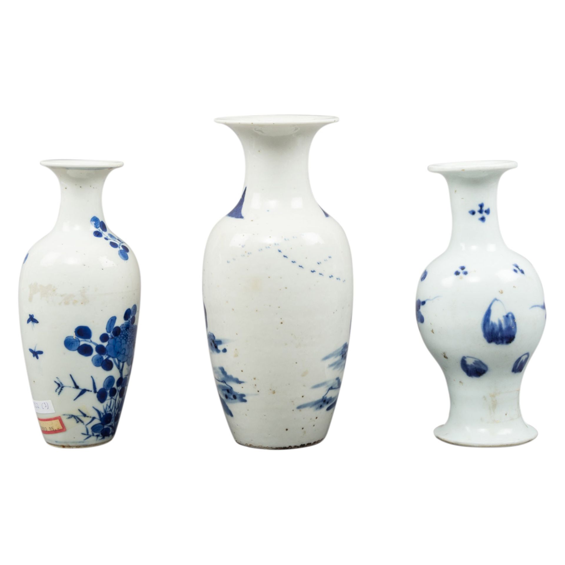 Konvolut: 3 Vasen mit unterglasurblauer Malerei. CHINA, um 1900 H ca. 20/27/29 cm, tlw. besch. - Bild 2 aus 3