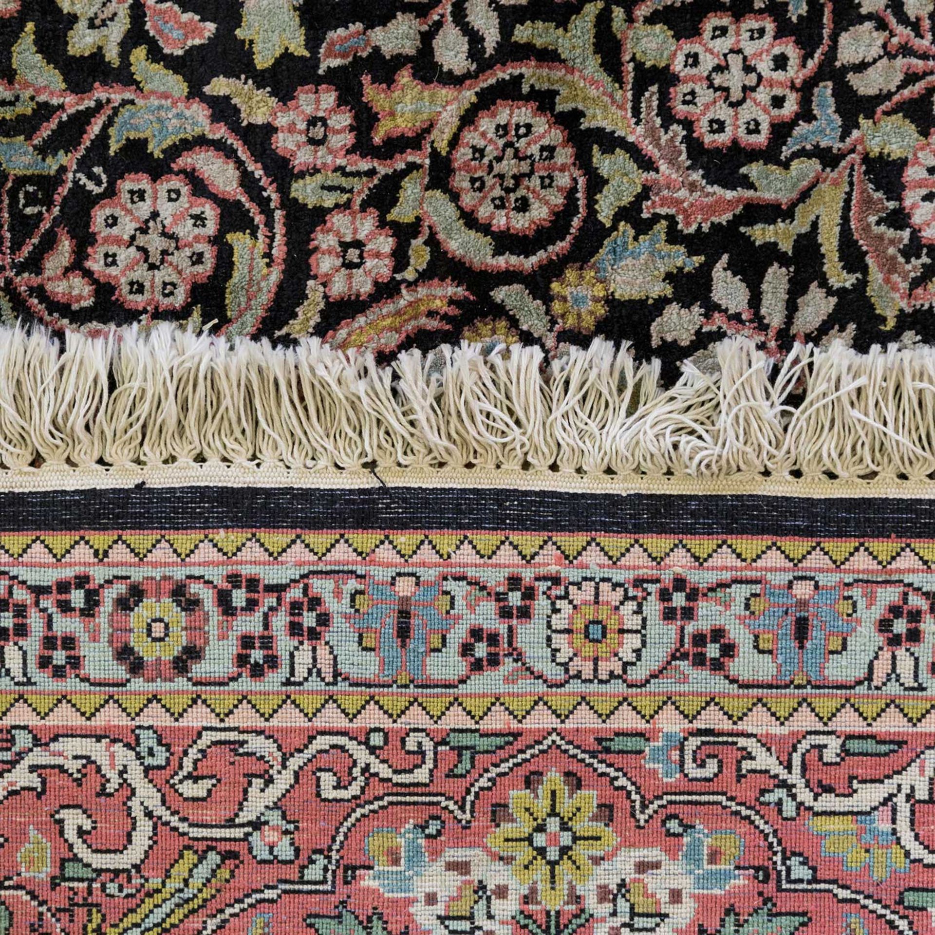 Orientteppich aus Kaschmirseide. 20. Jh., ca. 314x212 der schwarze Spiegel des Innenfeldes ist - Bild 2 aus 2